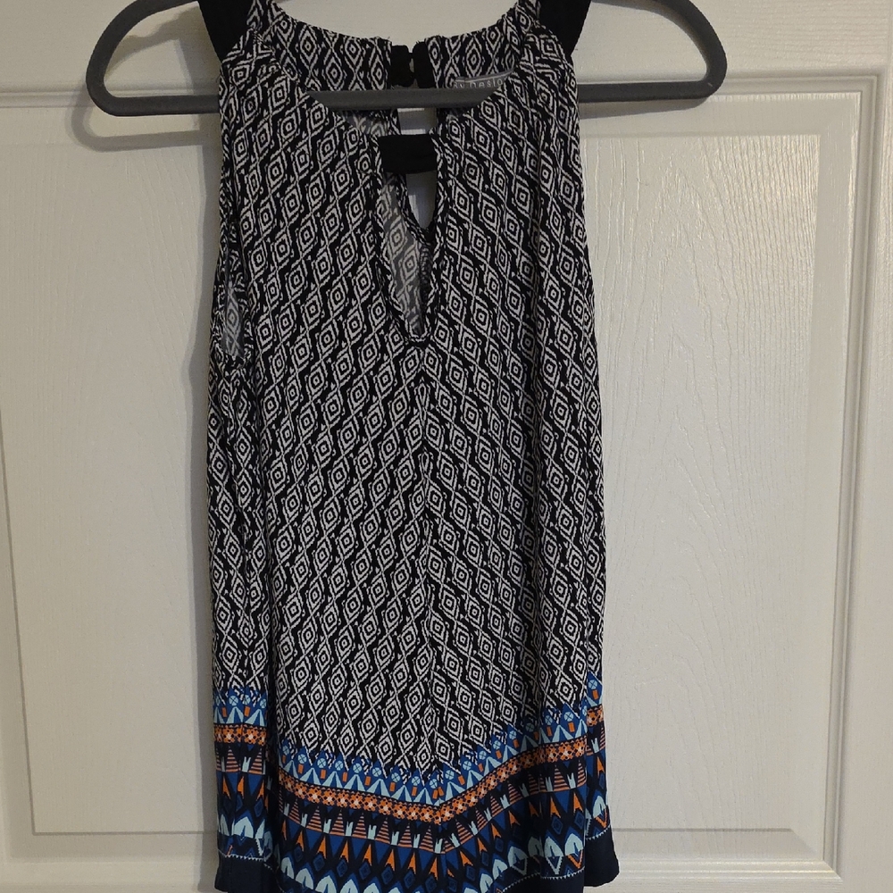 Chic Sleeveless Blouse with Geometric Pattern - Black and Blue
